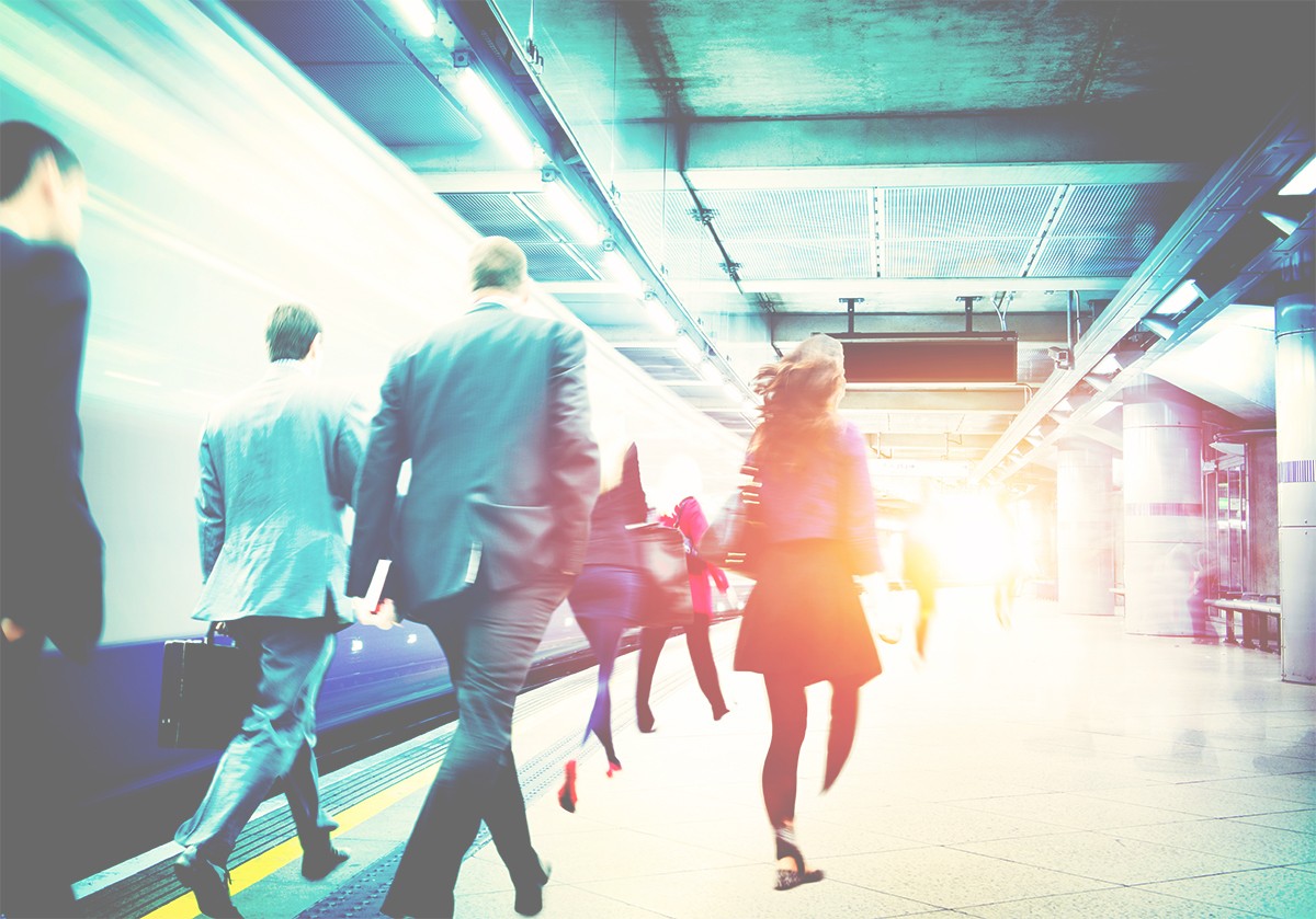 Gens d'affaires dans une station de métro